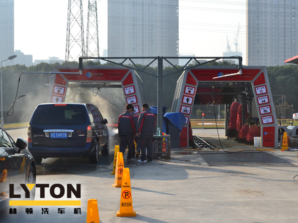 林頓fx11電腦洗車機2套(名駿百盛汽車服務連鎖選購配置),客流量較大汽車美容店行業(yè)推薦配置。