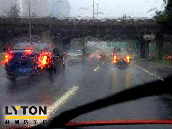 電腦洗車機(jī)南京林頓自動化再次提醒您，雨后一定要記得及時洗車。