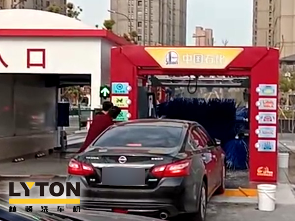常州中石化FX-11-7雙風(fēng)機(jī)7刷電腦洗車(chē)機(jī)設(shè)備交付使用，現(xiàn)場(chǎng)排起來(lái)了長(zhǎng)龍。