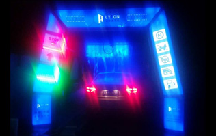 絢麗多彩，新穎潮流！藍(lán)色款隧道式電腦洗車(chē)機(jī)夜間亮燈效果