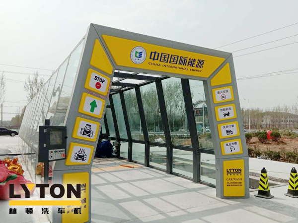 隧道式全自動(dòng)洗車機(jī)——高效、快速、節(jié)水的洗車設(shè)備，適用于多種車型的清洗。