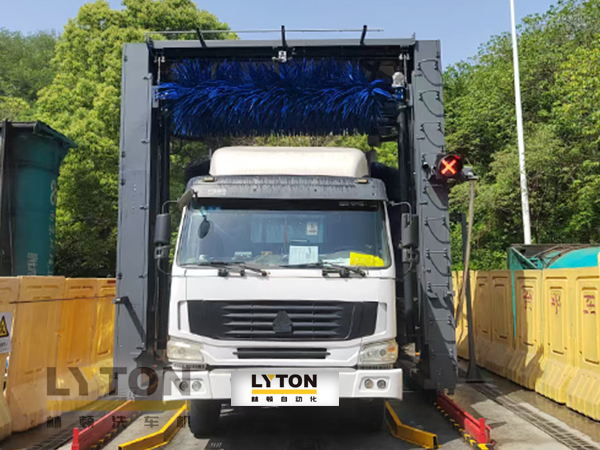 林頓龍門往復(fù)式巴士洗車機、移動大巴洗車機!廣泛應(yīng)用于全國各大城市公交系統(tǒng)